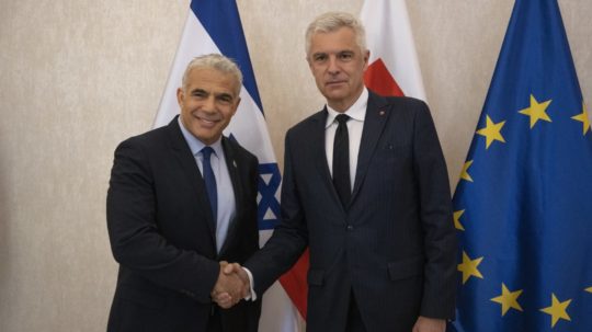 Izraelský minister zahraničných vecí Yair Lapid a jeho slovenský náprotivok Ivan Korčok.