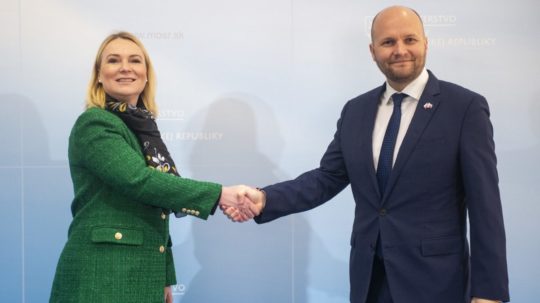 Na snímke zľava ministerka obrany Českej republiky Jana Černochová a minister obrany SR Jaroslav Naď (OĽaNO).