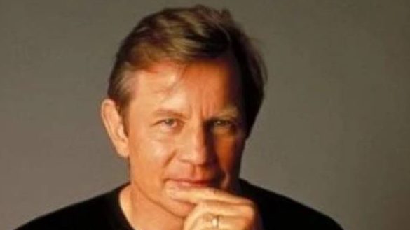 Michael York známy z filmu Kabaret či Traja mušketieri oslavuje 80 rokov