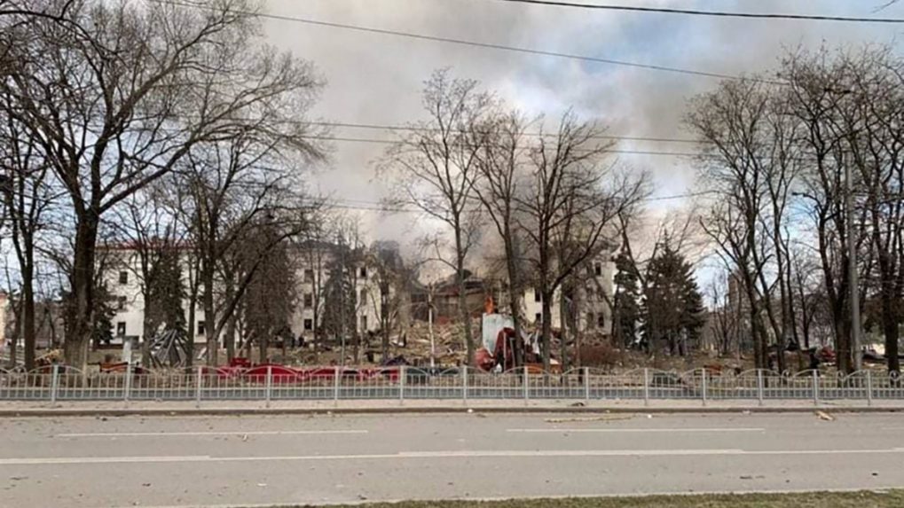 Kryt pod divadlom v Mariupole zrejme odolal bombardovaniu. Vychádzajú z neho ľudia