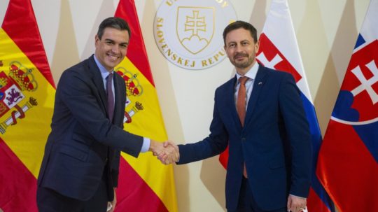 Na snímke španielsky premiér Pedro Sánchez a predseda vlády SR Eduard Heger.