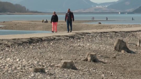 Turisti sa prechádzajú po Liptovskej Mare.