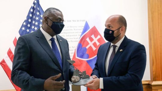 Americký minister obrany Lloyd Austin III (vľavo) a jeho slovenský náprotivok Jaroslav Naď (OĽANO).