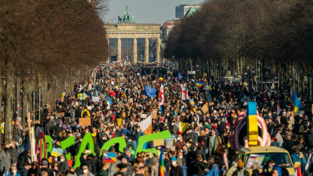 V Nemecku protestovalo proti Putinovej agresii na Ukrajine viac ako 100 000 ľudí