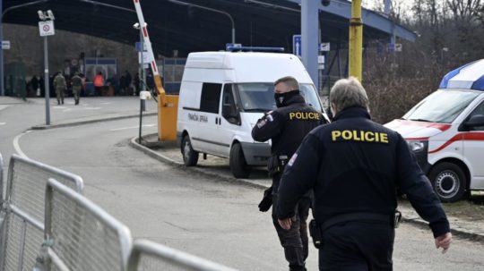 Na snímke českí policajti na hraničnom priechode s Ukrajinou vo Vyšnom Nemeckom.