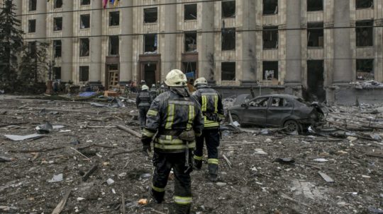 Ukrajinskí hasiči zasahujú pred zničenou budovou radnice po ostreľovaní v Charkove