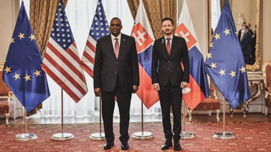 americký minister obrany Lloyd Austin a premiér Eduard Heger.