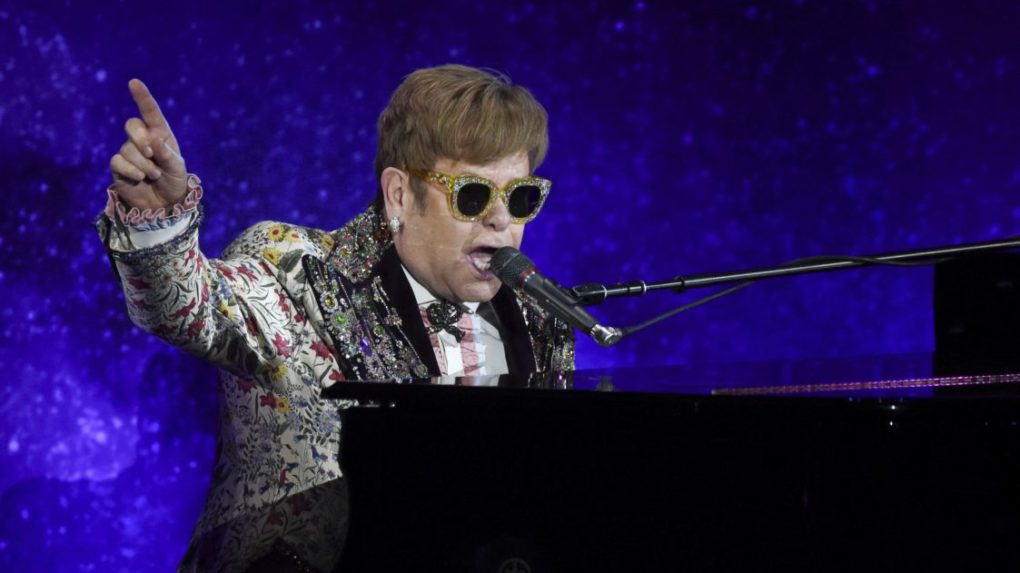 Hudobná ikona, majiteľ futbalového klubu i bojovník proti HIV. Elton John má 75 rokov