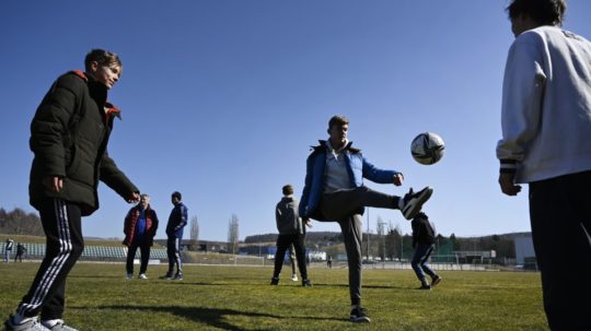 Mladí ukrajinskí futbalisti hrajú futbal na futbalovom štadióne v Bánovciach nad Bebravou.