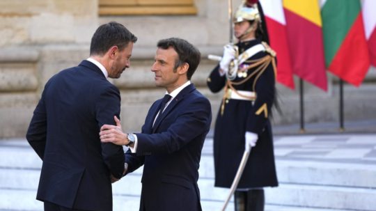 Slovenského premiéra Eduarda Hegera (OĽANO) víta francúzsky prezident Emmanuel Macron na samite EÚ vo Versailles.