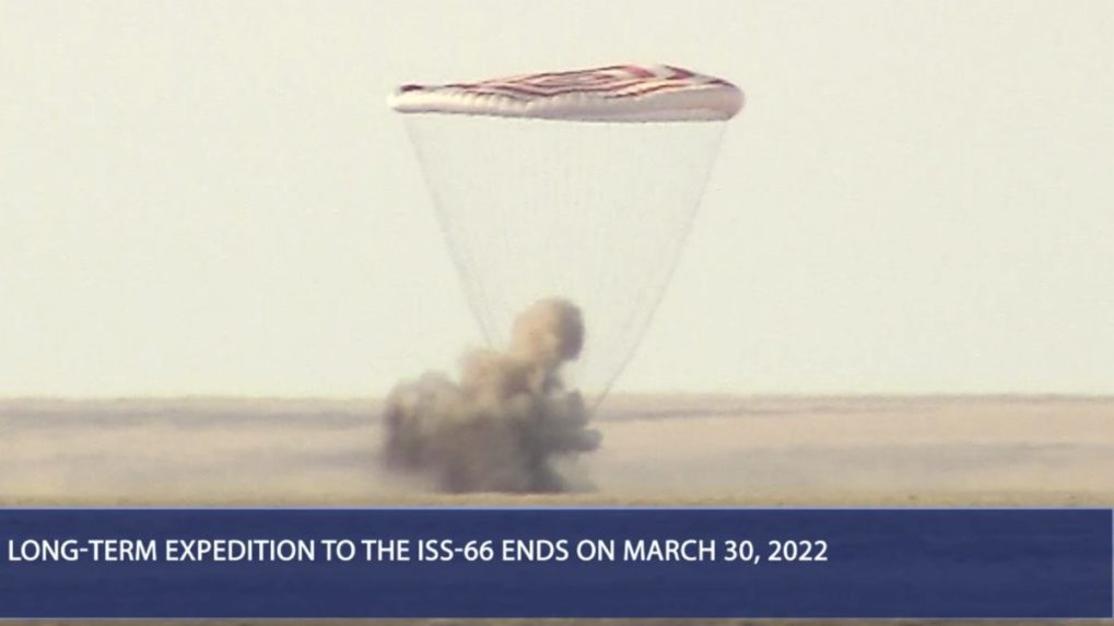 Pristátie návratového modulu ruskej kozmickej lode Sojuz MS-19 s americkým astronautom Markom Vandeom Heiom a ruskými kozmonautmi Piotrom Dubrovom a Antonom Škaplerovom.