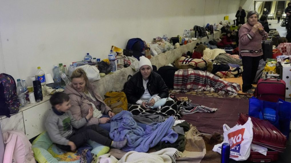 Ľudia sa ukrývajú v kyjevskom metre pred ostreľovaním a bombardovaním ruskými vojakmi.