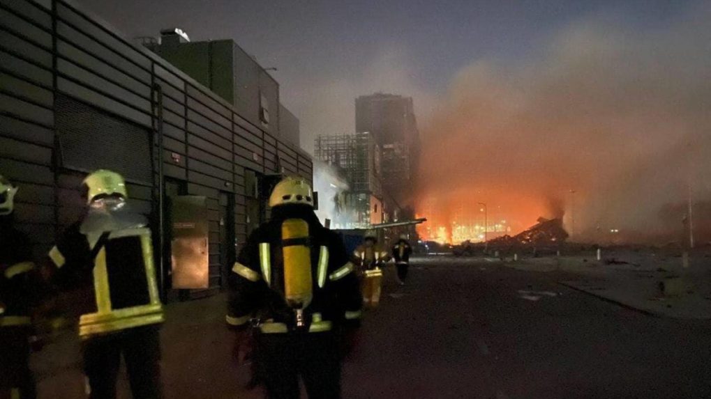 Pri ostreľovaní Kyjeva zasiahli aj nákupné centrum, zomreli šiesti ľudia