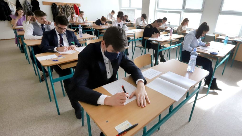 Stredoškoláci dosiahli v písomných maturitách lepšie výsledky ako maturanti pred pandémiou