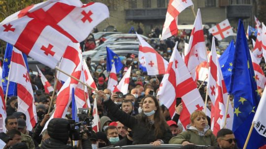 Na snímke obyvatelia Gruzínska s vlajkami svojej krajiny a EÚ.