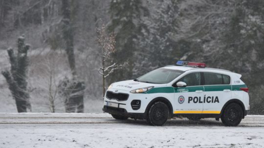 Na snímke policajné auto na zasneženej ceste.