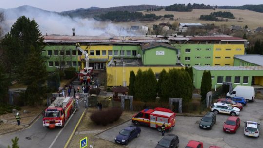 Hasiči zasahujú pri požiare v domove dôchodcov v Spišskej Novej Vsi.