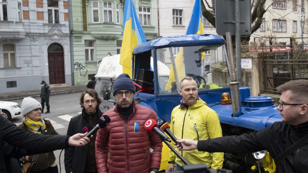 Ruským špiónom ponúkli protestujúci v Bratislave odvoz traktorom na letisko