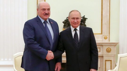 Bieloruský prezident Alexandr Lukašenko a jeho ruský náprotivok Vladimir Putin.