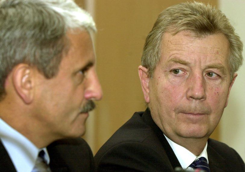 Ľubo Roman na arch&iacute;vnej sn&iacute;mke z roku 2005 s vtedaj&scaron;&iacute;m premi&eacute;rom Mikul&aacute;&scaron;om Dzurindom.