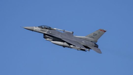 americká stíhačka F-16.