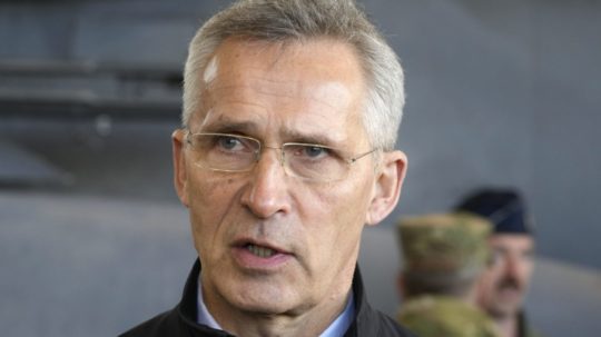 Generálny tajomník NATO Jens Stoltenberg počas návštevy na leteckej základni v poľskom meste Lask.