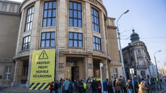 Na snímke študenti pred protestným pochodom za slobodné vysoké školy v Bratislave.