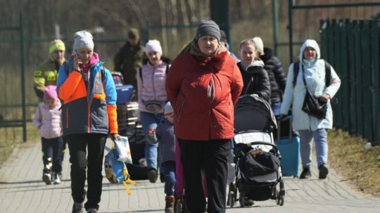 Utečenci utekajúci pred vojenským konfliktom na Ukrajine kráčajú na poľsko-ukrajinskom hraničnom priechode Medyka.