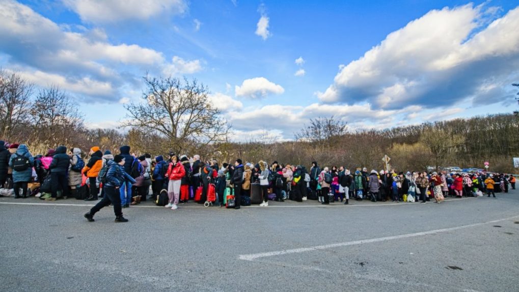 Utečenci z Ukrajiny čakaj&uacute; na ukrajinsko-slovenskom hraničnom priechode Užhorod - Vy&scaron;n&eacute; Nemeck&eacute;.