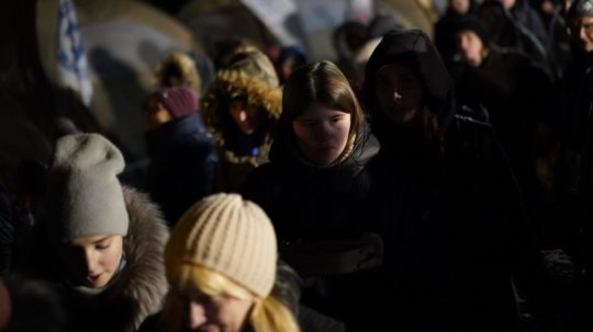 Utečenci z Ukrajiny pri stanovom mestečku v poľskej Medyke.