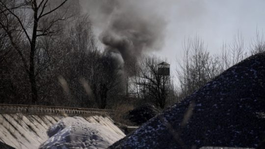 ym stúpa k oblohe počas ostreľovania v meste Vasylkiv, ktoré sa nachádza juhozápadne od Kyjeva