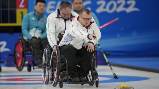 Slovenský reprezentant v curlingu na vozíku Peter Zaťko počas zápasu proti Číne na zimných paralympijských hrách v Pekingu.