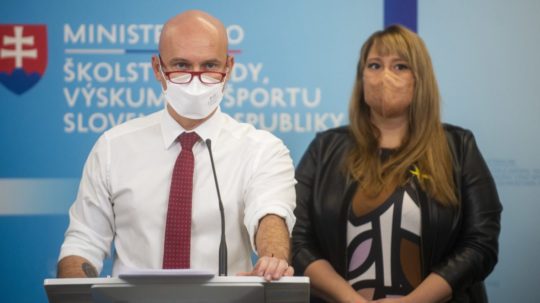 Na snímke minister školstva Branislav Gröhling a štátna tajomníčka Svetlana Síthová.