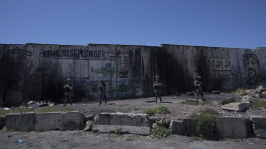 Izraelskí pohraniční policajti hliadkujú na zatvorenom kontrolnom stanovišti Kalandijá, ktorý Palestínčania využívajú na prechod do Jeruzalema.