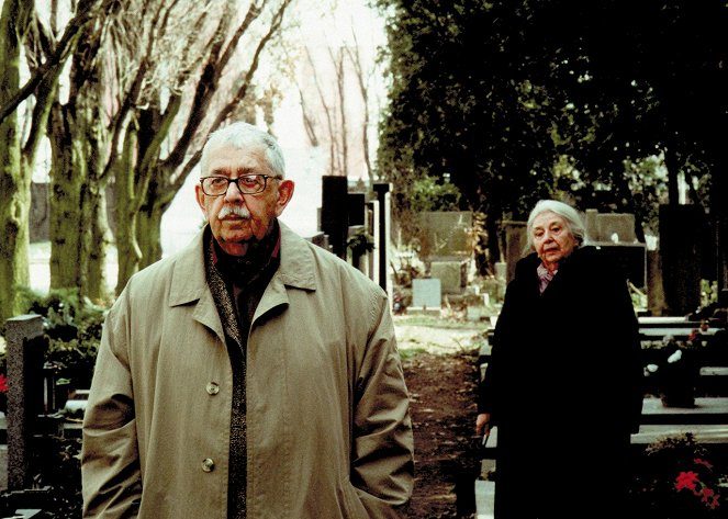 Vlastimil Brodský a Stella Zázvorková vo filme Babí léto (2001).