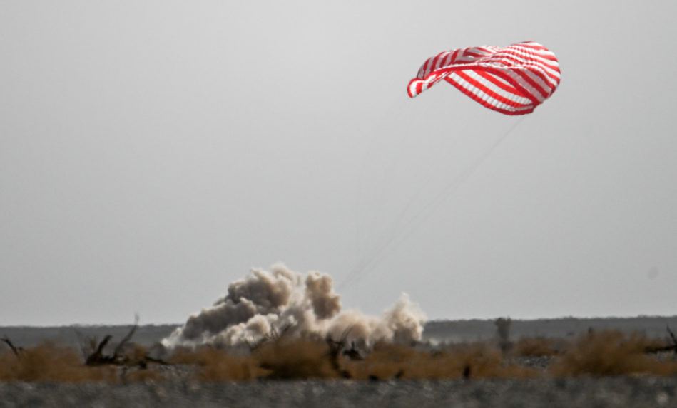 Návratový modul sa blíži k zemi.