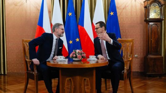 Premiéri Česka a Poľska - Petr Fiala (vľavo) a Mateusz Morawiecki.