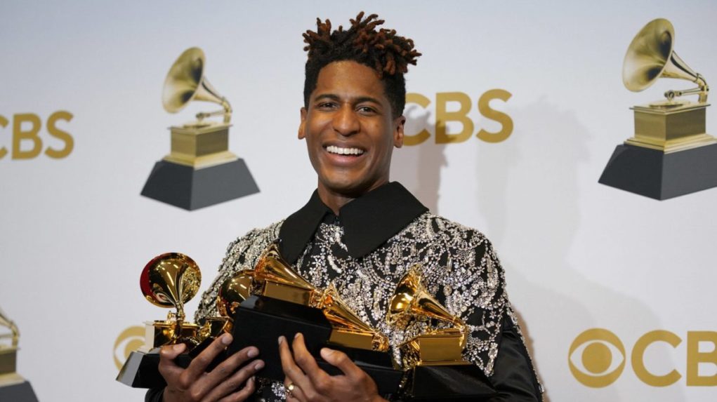 Americký spevák a skladateľ Jon Batiste.