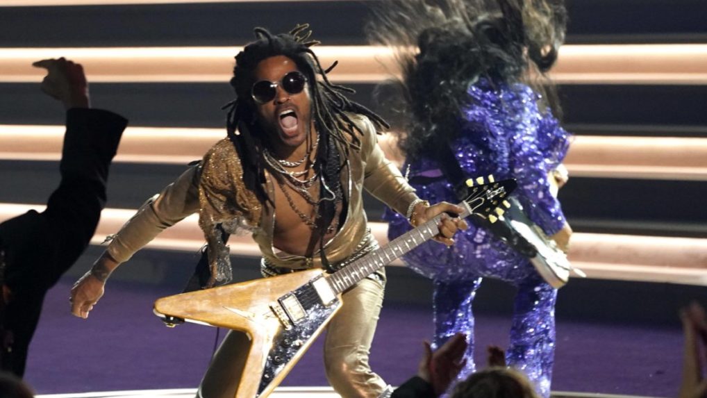 Americký rockový spevák a skladateľ Lenny Kravitz počas vystúpenia na odovzdávaní cien Grammy.