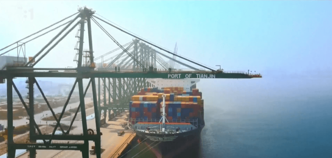 loď v čínskom prístave.