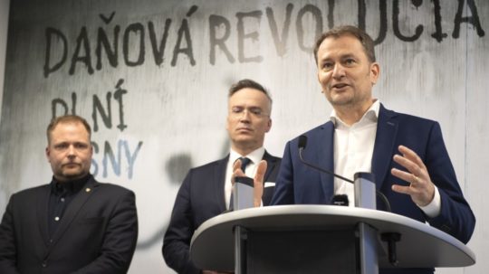 Na snímke sprava podpredseda vlády a minister financií SR Igor Matovič (OĽaNO), štátny tajomník ministerstva financií Marcel Klimek a prezident Finančnej správy (FS) Jiří Žežulka.