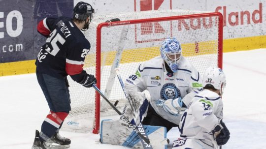 Na snímke momentka zo zápasu Kaufland play off Tipos extraligy HC Slovan Bratislava - HK Nitra.