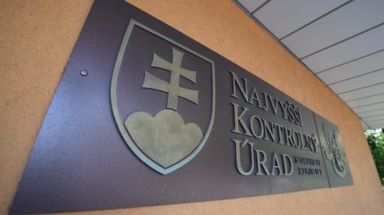 nápis na budove Najvyššieho kontrolného úradu (NKÚ).