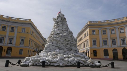 Pamätník vojvodu de Richelieu v Odese obložený pieskovými vrecami.