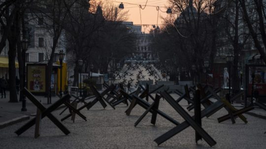 Protitankové barikády umiestnené na ulici v Odese.