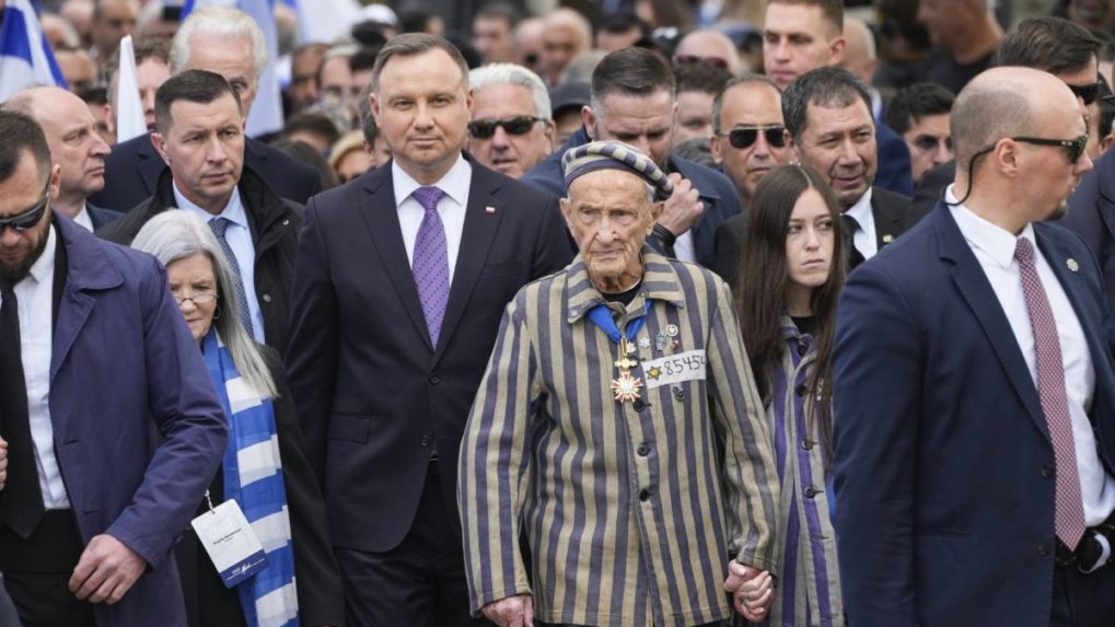 V Osvienčime si obete holokaustu pripomenuli Pochodom živých