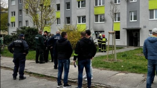 Na snímke policajti pred bytovkou, v ktorej došlo k výbuchu.