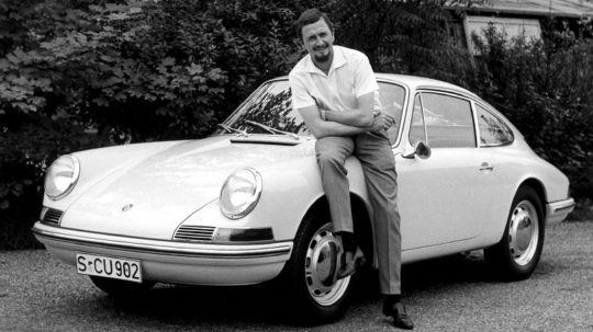 Ferdinand Alexander Porsche s jeho ikonickým výtvorom - Porsche 911.