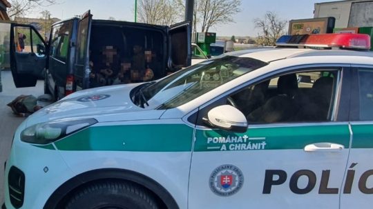 polícia a nelegálni migranti