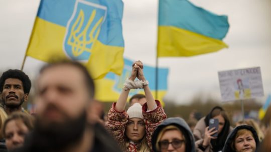 Žena ukazuje symbolicky zviazané ruky počas protestu proti ruskej invázii na Ukrajinu pred budovou Reichstagu v Berlíne.